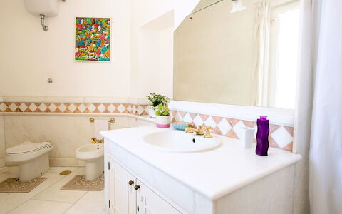 Villa Lamaro: Piso, Diseño De Interiores, Suelo, Arreglo De Tubería, Baño, Lavabo Del Baño, Plomería, Mueble De Baño, Grifo, Lavabo