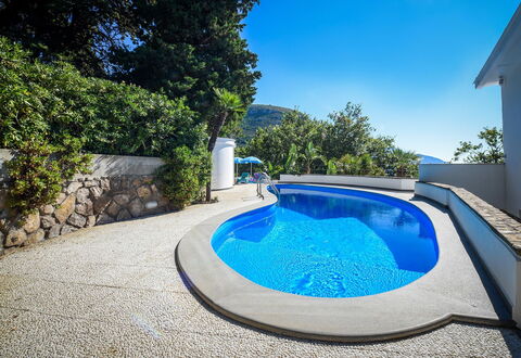 Villa Lamaro: Azul, Piscina, Material Compuesto, Recurso, Sombra, Hormigón, Eco Hotel, Paisajismo, Fuente De Agua, Diseño