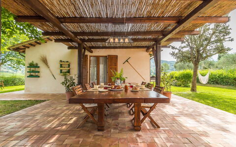 Villa Molinazzo 10: Mueble, Madera, Piso, Mesa, Cocina Y Comedor Mesa, Silla, Jardín, Mueble Para Exteriores, Porche, Mesa Al Aire Libre