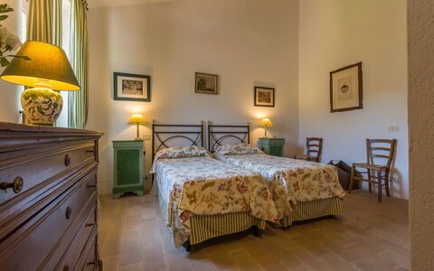 Villa Molinazzo 14: Mueble, Diseño De Interiores, Pared, Habitación, Techo, Cama, Habitación, Piso, Sábana, Suelo