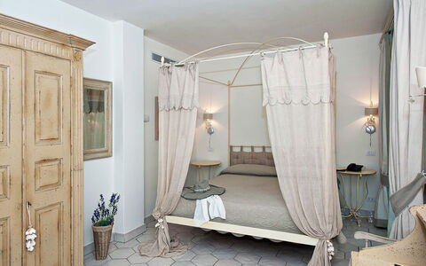 Villa Moresca: Mueble, Cama, Diseño De Interiores, Habitación, Pared, Madera, Suelo, Lecho, Habitación, Piso