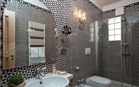 Villa Moresca: Diseño De Interiores, Baño, Pared, Arreglo De Tubería, Piso, Suelo, Lavabo Del Baño, Lavabo, Techo, Plomería
