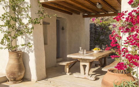 Villa Mycenaean: Maceta, Mueble, Jardín, Losa, Planta De Casa, Mueble Para Exteriores, Paisajismo, Patio Interior, Patio