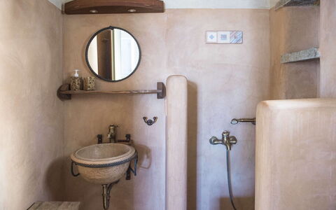 Villa Mycenaean: Pared, Arreglo De Tubería, Lavabo Del Baño, Plomería, Grifo, Lavabo, Baño, Espejo, Manchas De Madera
