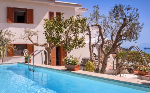 Villa Sea Breeze: Piscina, Recurso, Eco Hotel, Maceta, Hacienda, Inmuebles, Villa, Planta De Casa, Hotel, Ciudad De Vacaciones