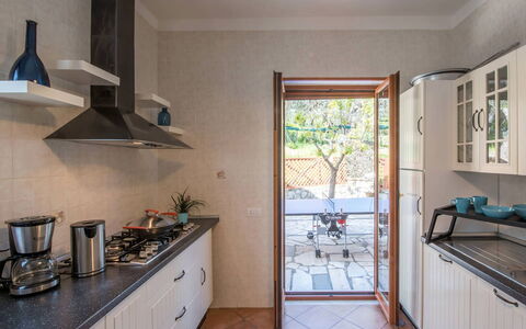 Villa Sea Breeze: Cocina, Aparato De Cocina, Mostrador, Diseño De Interiores, Electrodoméstico, Madera, Piso, Gabinetes, Estufa De Cocina, Mueble