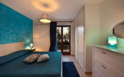 Villa Sea Breeze: Diseño De Interiores, Mueble, Piso, Suelo, Habitación, Textil, Cama, Habitación, Encendiendo, Techo