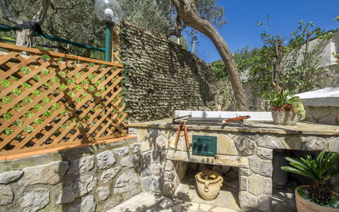 Villa Sea Breeze: Losa, Pared De Piedra, Jardín, Mueble Para Exteriores, Maceta, Patio Interior, Planta De Casa, Paisajismo, Sombra, Patio