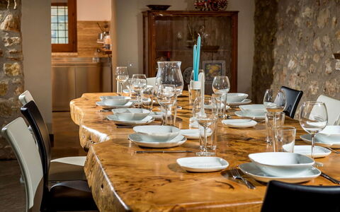 Villa Thalia: Mueble, Madera, Mesa, Vajilla, Diseño De Interiores, Comedor, Cocina Y Comedor Mesa, Silla, Stemware, Utensilios Para Servir