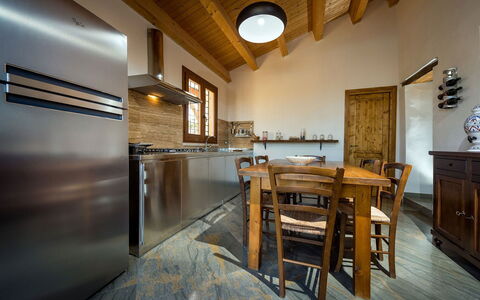 Villa Thalia: Diseño De Interiores, Piso, Mueble, Madera, Techo, Casa, Suelo, Cocina, Mostrador, Habitación