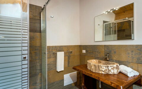 Villa Thalia: Piso, Diseño De Interiores, Pared, Suelo, Arreglo De Tubería, Madera, Techo, Baño, Lavabo Del Baño, Encendiendo