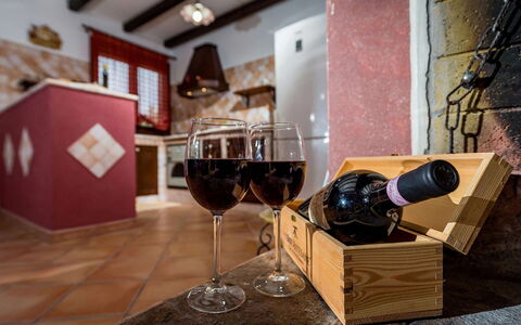 Villa Thyrrenia: Mueble, Botella, Drinkware, Vino, Barware, Botella De Vidrio, Silla