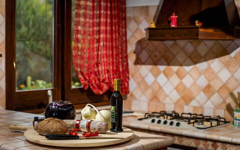 Villa Thyrrenia: Madera, Diseño De Interiores, Piso, Cocina, Suelo, Habitación, Comida, Manchas De Madera, Aparato De Cocina, Mostrador