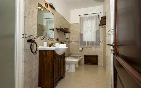 Villa Thyrrenia: Arreglo De Tubería, Lavabo Del Baño, Lavabo, Baño, Diseño De Interiores, Piso, Asiento Del Baño, Suelo, Grifo, Baño