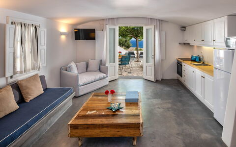 Villa Vorias: Mueble, Sofá, Mueble Para Exteriores, Madera Dura, Cocina Y Comedor Mesa, Silla, Mesa De Café, Estructura Al Aire Libre, Sala