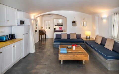 Villa Vorias: Mueble, Sofá, Diseño De Interiores, Piso, Suelo, Techo, Encendiendo, Sala, Habitación