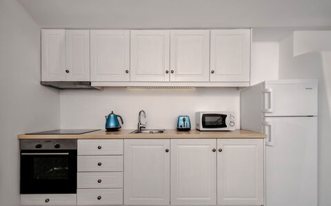 Villa Vorias: Gabinetes, Mueble, Aparato De Cocina, Electrodoméstico, Cocina, Madera, Mostrador, Diseño De Interiores, Alacena, Piso