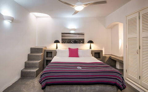 Villa Vorias: Mueble, Diseño De Interiores, Piso, Suelo, Techo, Encendiendo, Casa, Habitación, Cama, Habitación