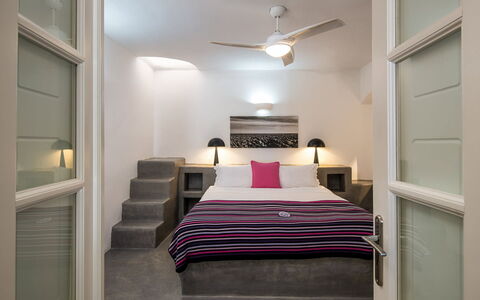 Villa Vorias: Diseño De Interiores, Mueble, Piso, Suelo, Techo, Habitación, Cama, Encendiendo, Habitación, Casa