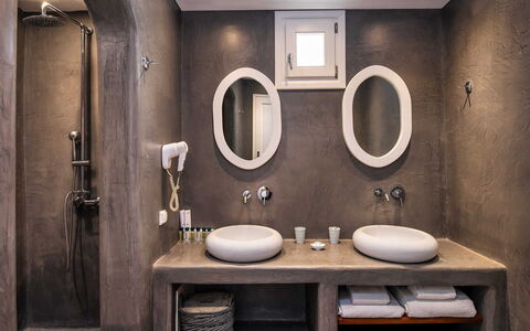 Villa Vorias: Arreglo De Tubería, Diseño De Interiores, Baño, Plomería, Lavabo, Grifo, Lavabo Del Baño, Espejo, Lámpara