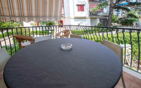 Apartment Alan: Mueble, Mesa, Silla, Cocina Y Comedor Mesa, Mesa Al Aire Libre, Mueble Para Exteriores, Sombra, Balcón, Restaurante, Mesa De Café