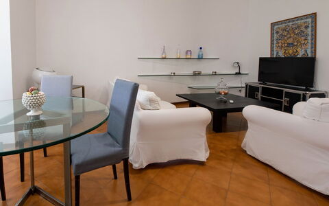 Apartment Alan: Mueble, Diseño De Interiores, Piso, Suelo, Mesa, Sofá, Habitación, Sala, Encendiendo, Departamento
