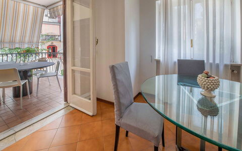 Apartment Alan: Mueble, Diseño De Interiores, Piso, Suelo, Mesa, Cocina Y Comedor Mesa, Silla, Comedor, Techo, Habitación