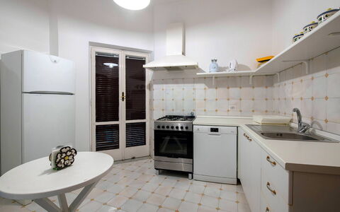 Apartment Alan: Piso, Diseño De Interiores, Electrodoméstico, Suelo, Aparato De Cocina, Cocina, Techo, Electrodoméstico, Habitación, Mueble