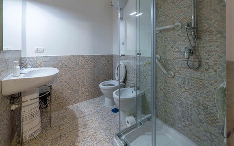 Apartment Alan: Piso, Suelo, Baño, Arreglo De Tubería, Diseño De Interiores, Lavabo Del Baño, Baño, Lavabo, Loseta, Grifo