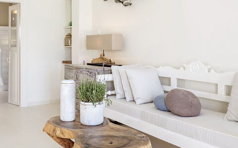 Campani Villa: Mueble, Diseño De Interiores, Pared, Piso, Madera, Sofá, Suelo, Sala, Habitación, Casa