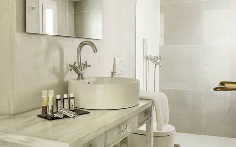 Campani Villa: Baño, Arreglo De Tubería, Pared, Lavabo Del Baño, Diseño De Interiores, Lavabo, Piso, Suelo, Blanco, Grifo