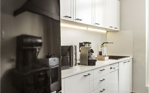Campani Villa: Aparato De Cocina, Electrodoméstico, Cocina, Electrodoméstico, Mostrador, Gabinetes, Refrigerador, Diseño De Interiores, Piso, Mueble