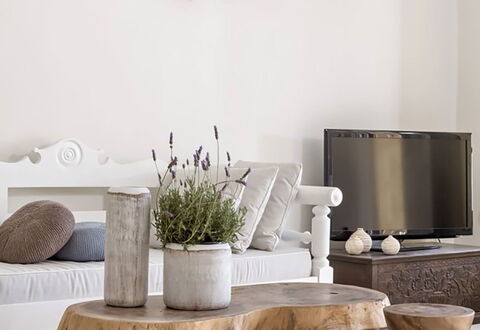 Campani Villa: Mueble, Madera, Arrojar La Almohada, Sala, Material Natural, Mesa De Café, Almohada, Diseño, Amortiguar, Madera Dura