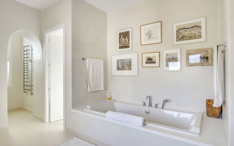 Can Las Palmas: Diseño De Interiores, Piso, Pared, Suelo, Bañera, Baño, Arreglo De Tubería, Casa, Techo, Habitación