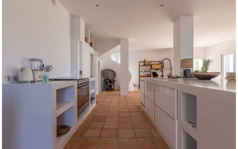 Can Lorenzo: Piso, Diseño De Interiores, Suelo, Mostrador, Madera, Techo, Cocina, Mueble, Gabinetes, Encendiendo