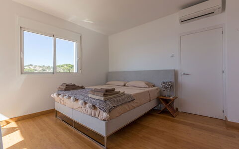 Can Lorenzo: Cama, Habitación, Pared, Suelo, Mueble, Madera, Diseño De Interiores, Piso, Sábana, Lecho