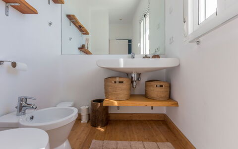 Can Lorenzo: Pared, Arreglo De Tubería, Diseño De Interiores, Madera, Piso, Lavabo Del Baño, Suelo, Lavabo, Techo, Baño