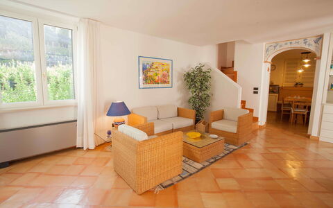 Casa Amalfitana: Mueble, Diseño De Interiores, Piso, Suelo, Madera, Sofá, Techo, Mesa, Habitación, Sala