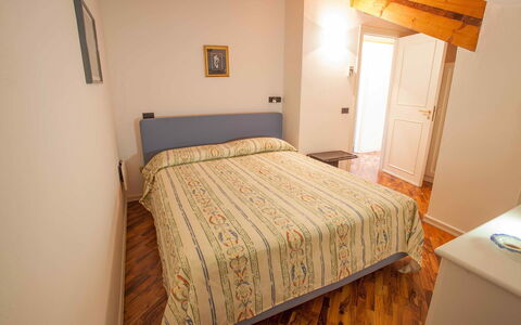 Casa Amalfitana: Cama, Habitación, Lecho, Sábana, Diseño De Interiores, Suelo, Madera, Linos, Habitación, Textil