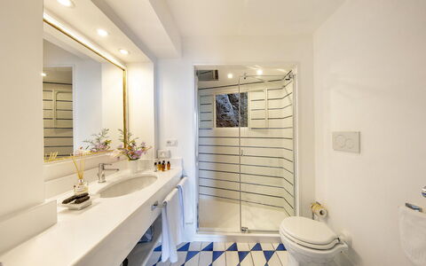 Casa Angels: Baño, Arreglo De Tubería, Diseño De Interiores, Piso, Suelo, Plomería, Grifo, Techo, Lavabo, Lavabo Del Baño