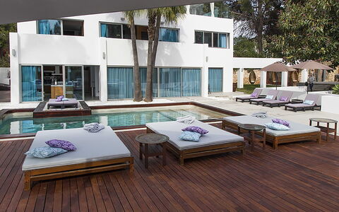 Casa Asia: Mueble, Piscina, Mueble Para Exteriores, Piso, Suelo, Recurso, Sombra, Silla, Material Compuesto, Cubierta