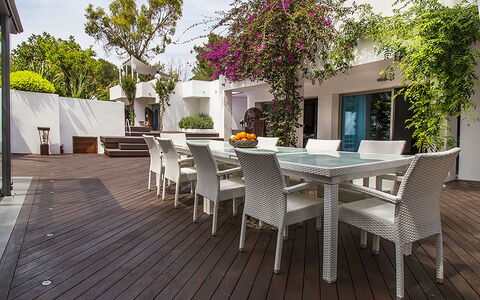 Casa Asia: Mueble, Mueble Para Exteriores, Silla, Mesa, Mesa Al Aire Libre, Sombra, Suelo, Jardín, Maceta
