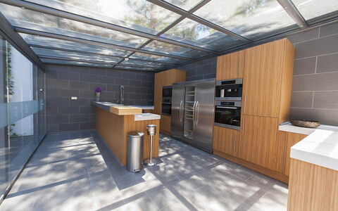 Casa Asia: Madera, Piso, Cocina, Diseño De Interiores, Suelo, Mostrador, Techo, Material Compuesto, Vaso, Manchas De Madera