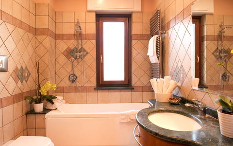 Casa Chicco: Diseño De Interiores, Baño, Pared, Arreglo De Tubería, Piso, Suelo, Lavabo Del Baño, Lavabo, Grifo, Encendiendo