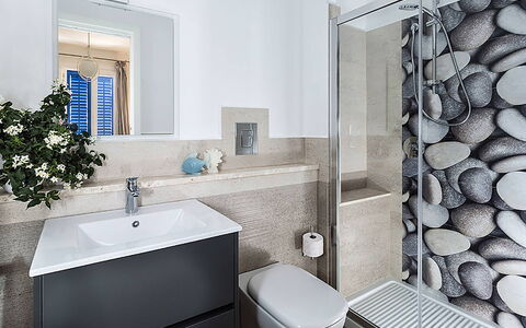 Casa Delfino: Baño, Arreglo De Tubería, Diseño De Interiores, Pared, Piso, Lavabo, Baño, Suelo, Lavabo Del Baño, Grifo
