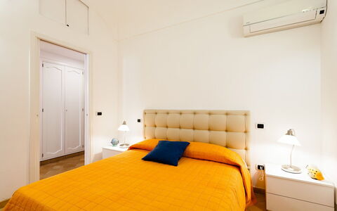 Casa Dorothea 2: Cama, Diseño De Interiores, Habitación, Mueble, Madera, Sábana, Suelo, Piso, Lecho, Techo