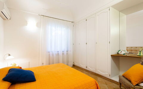 Casa Dorothea 2: Diseño De Interiores, Pared, Piso, Suelo, Habitación, Cama, Mueble, Madera, Techo, Amarillo