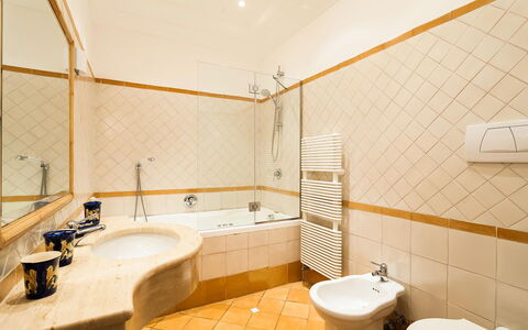 Casa Dorothea 3: Baño, Piso, Suelo, Arreglo De Tubería, Diseño De Interiores, Lavabo Del Baño, Bañera, Lavabo, Grifo, Techo
