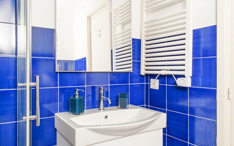 Casa Giardino: Azul, Piso, Suelo, Arreglo De Tubería, Diseño De Interiores, Baño, Loseta, Material Compuesto, Plomería, Baño