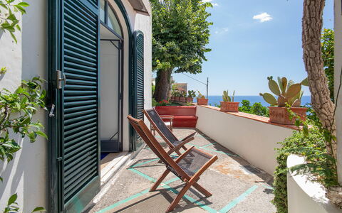 Casa Giardino: Azul, Mar, Oceano, Balcón, Maceta, Costa, Sombra, Planta De Casa, Mueble Para Exteriores, Silla